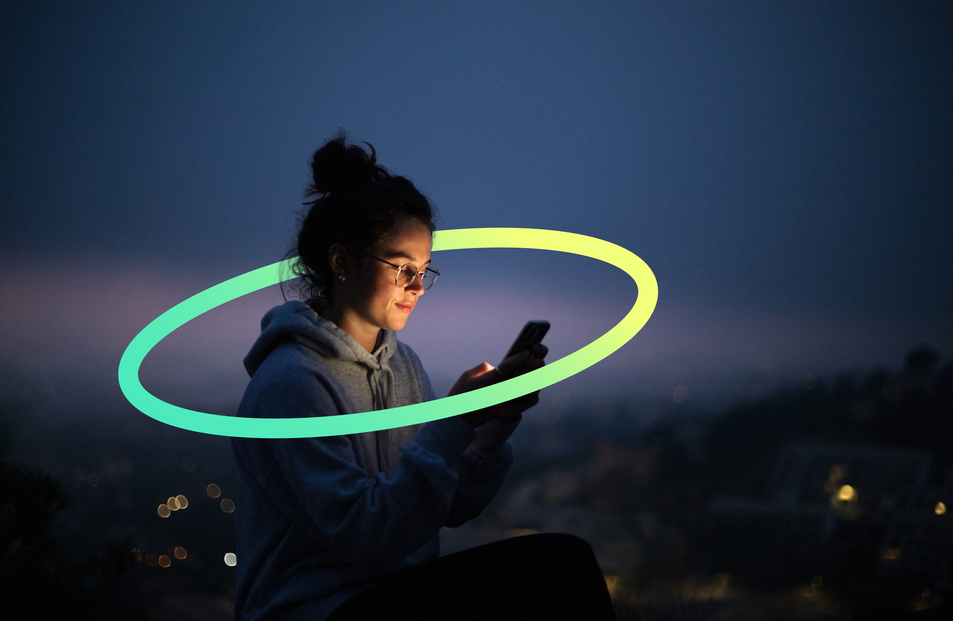 Dark Web Monitoring är ditt personliga tidiga varningssystem. En kvinna tittar på sin smartphone.
